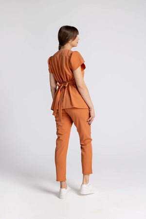 Costum Premium Elastic Sofia - model elegant cu design distinctiv, perfect pentru medii profesionale.