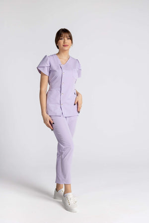 Costum Premium Elastic Sofia în nuanță de lavandă, cu mâneci lalea și nasturi eleganți.