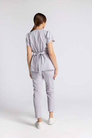 Costum Premium Elastic Sofia - model purtând o ținută elegantă cu un design modern și funcțional.