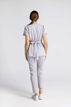 Costum Premium Elastic Sofia, vedere din spate, elegant si confortabil, cu design distinctiv si maneci lalea.