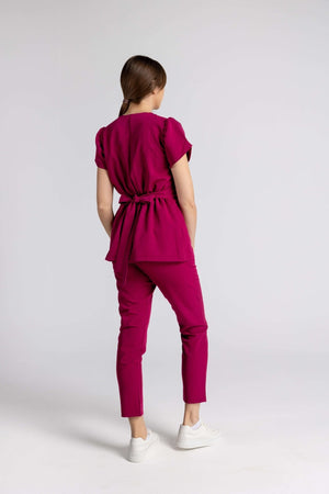 Costum Premium Elastic Sofia în nuanță de fucsia, cu mâneci lalea și detalii elegante, din spate.