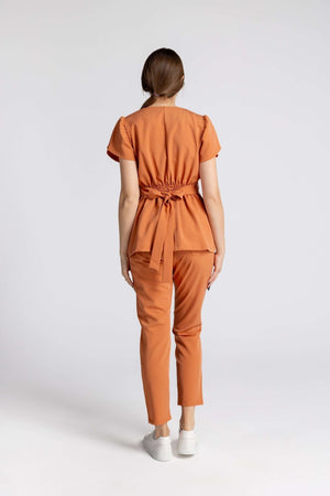 Costum Premium Elastic Sofia - imagine de la spate, model portocalie, design cu mâneci scurte și legătură la talie.
