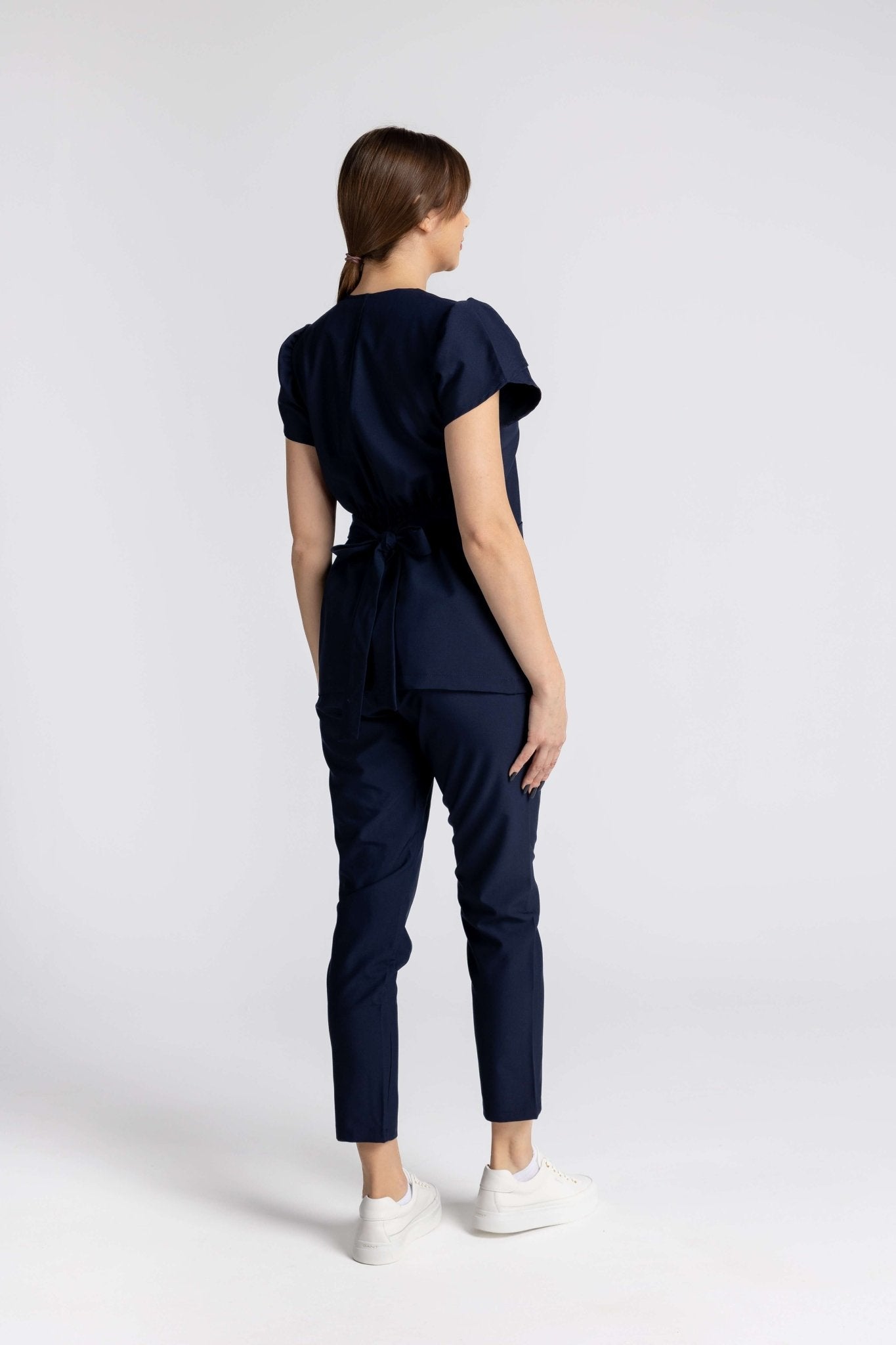 Costum Premium Elastic Sofia - imagine din spate, elegant, sobru, cu detalii sofisticate, design funcțional.