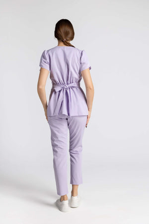 Costum Premium Elastic Sofia - design sofisticat și confortabil, purtat de o modelă de la spate.