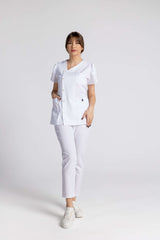 Costum Premium Elastic Sofia prezentat de model, evidențiind designul elegant și confortul în mediul profesional.