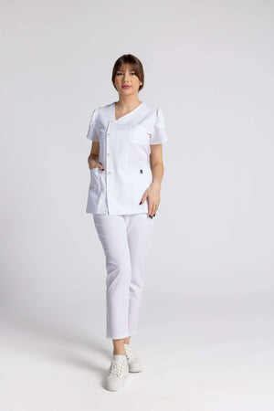 Costum Premium Elastic Sofia prezentat de model, evidențiind designul elegant și confortul în mediul profesional.