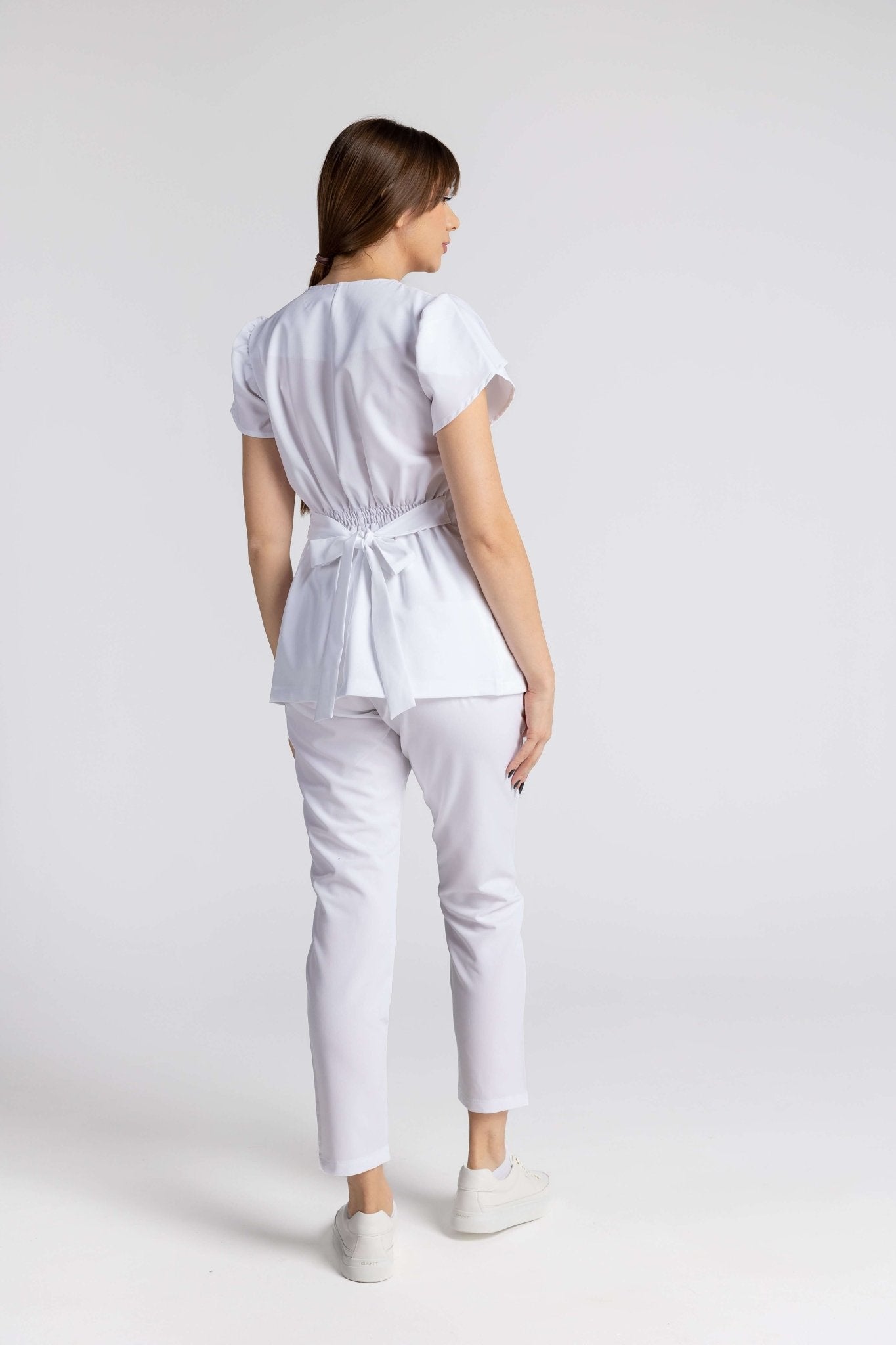 Costum Premium Elastic Sofia - model din spate, eleganță și confort profesional, umeri cu mânecile lalea.