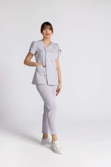 Costum Premium Elastic Sofia în nuanță deschisă, cu nasturi eleganți și mâneci lalea, oferind confort și stil.
